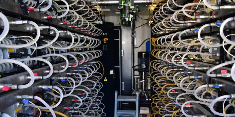 DSI ทลายเหมืองบิตคอยน์ “แก๊งจีนเทา” สมุทรสาคร-อุทัยธานี ทำรัฐเสียหายกว่า 3 พันล้าน