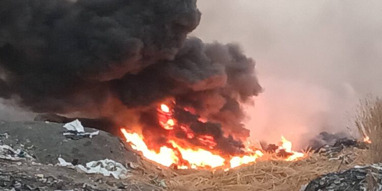 ปราจีนบุรี-ระวังภัย! ไฟโหมไหม้บ่อขยะลูกรังที่มีการลักลอบทิ้งเศษขยะอิเล็กทรอนิกส์ของภาคเอกชนที่อยู่ระหว่างถูกอายัด