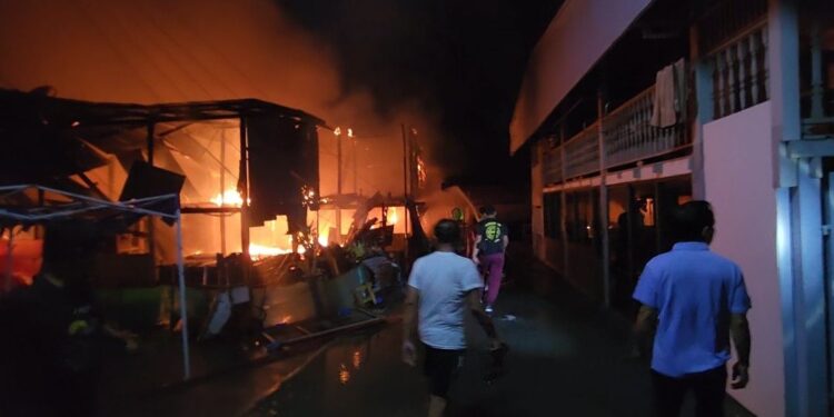 ไฟไหม้ชุมชนต้นสตือ บ้านไม้เสียหาย 2 หลัง แมวกว่า 24 ตัวถูกย่างในกรง หนีไม่ทัน