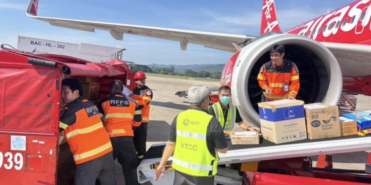 แอร์เอเชีย ขนส่งความห่วงใยคนไทยสู่ผู้ประสบอุทกภัยหาดใหญ่ นราธิวาส เผยยอดขนส่งสิ่งของบริจาคจากหน่วยงานพันธมิตร ตลอด 10 วัน กว่า 98,000 กิโลกรัม!