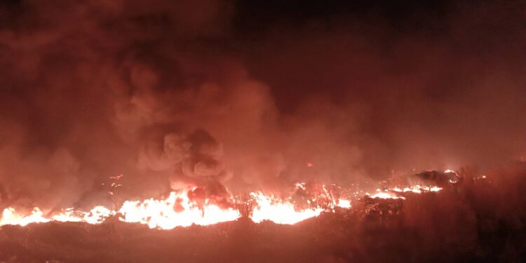 ปราจีนบุรี-(คืบหน้า)-ไฟไหม้บ่อขยะลูกรังที่มีการลักลอบทิ้งเศษขยะอิเล็กทรอนิกส์และเศษซากสายไฟฟ้าดับสนิท 100 เปอร์เซ็นต์