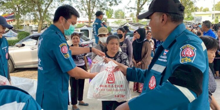 “มูลนิธิป่อเต็กตึ๊ง เสริมทัพทีมบรรเทาฯ-สังคมสงเคราะห์ ล่องใต้เข้าพื้นที่น้ำท่วม เร่งส่งต่อธารน้ำใจ สู้มหาอุทกภัยภาคใต้” ยกทัพเครื่องอุปโภคบริโภคบรรทุกรถเทรลเลอร์ และรถบรรทุกมูลนิธิฯ บรรเทาทุกข์ผู้ประสบภัยจังหวัดสงขลา พัทลุง และจังหวัดอื่นๆ ต่อเนื่อง