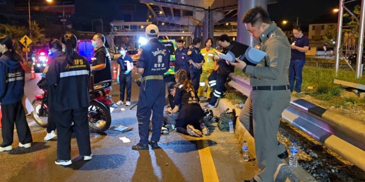 นนทบุรี สลด รองสารวัตรปราบปรามยาเสพติด ขับขี่รถจยย.เปลี่ยนเลนกระทันหัน ถูกกระบะเฉี่ยวล้ม รถตามหลังเหยียบซ้ำดับ