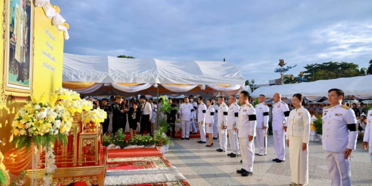 ชลบุรีจัดพิธีทำบุญตักบาตรเนื่องในวันพ่อแห่งชาติ ประชาชนร่วมแสดงความจงรักภักดีและน้อมรำลึกพระมหากรุณาธิคุณในหลวงรัชกาลที่ 9นายนริศ นิรามัยวงศ์ ผู้ว่าราชการจังหวัดชลบุรี เป็นประธานในพิธีเจริญพระพุทธมนต์ และทำบุญตักบาตรถวายพระราชกุศล เนื่องในวันคล้ายวันพระบรมราชสมภพ พระบาทสมเด็จพระบรมชนกาธิเบศร มหาภูมิพลอดุลยเดชมหาราช บรมนาถบพิตร รวมถึงวันชาติ และวันพ่อแห่งชาติ ณ หอพระพุทธสิหิงค์ฯ อำเภอเมืองชลบุรี จังหวัดชลบุรี