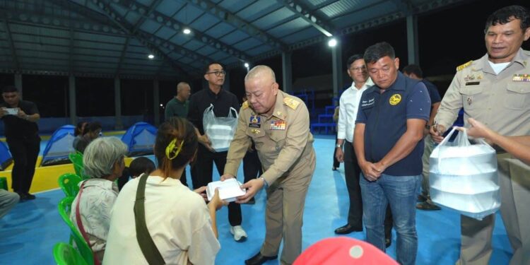 ปราจีนบุรี-ผู้ว่าฯ ปราจีนบุรี ตรวจเยี่ยมศูนย์พักพิงชั่วคราว 8 แห่งในจังหวัดปราจีนบุรี รองรับผู้ประสบภัยในภาวะความไม่สงบในพื้นที่ชายแดน พร้อมให้กำลังใจเจ้าหน้าที่ผู้ปฏิบัติหน้าที่อย่างเต็มกำลัง