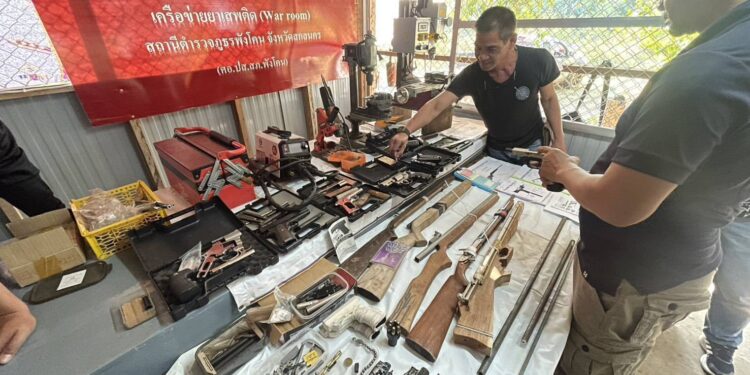สกลนคร แถลงรวบหนุ่มตั้งโรงงานผลิตอาวุธปืนของกลางเพียบ