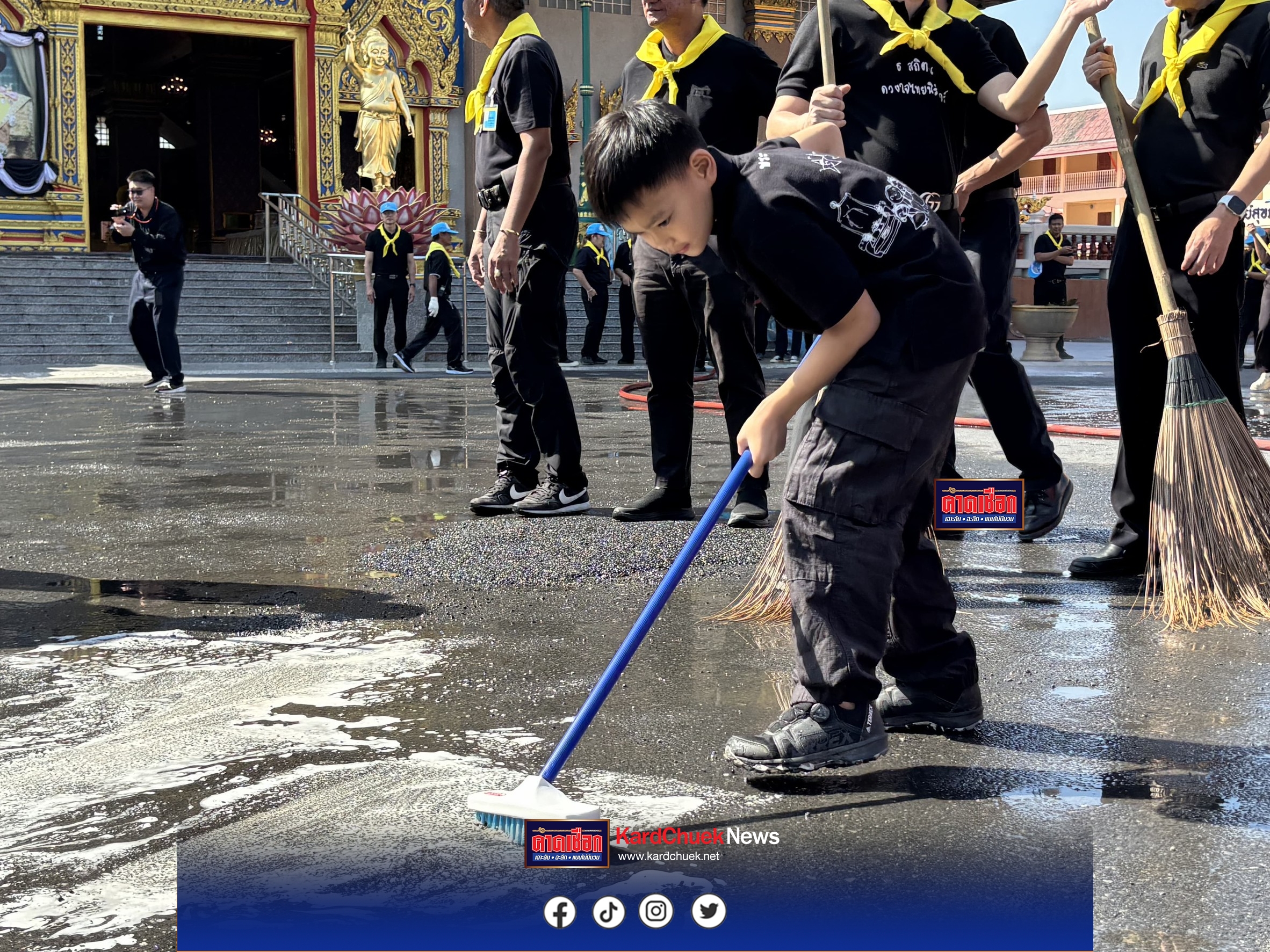 สมุทรปราการจัดโครงการจิตอาสาพระราชทาน เราทำความ ดี ด้วยหัวใจ กิจกรรมจิตอาสาพัฒนา เนื่องในวันรัฐธรรมนูญ ปรับปรุงภูมิทัศน์ บริเวณลานพระมหาเจดีย์ วัดบางพลีใหญ่กลาง