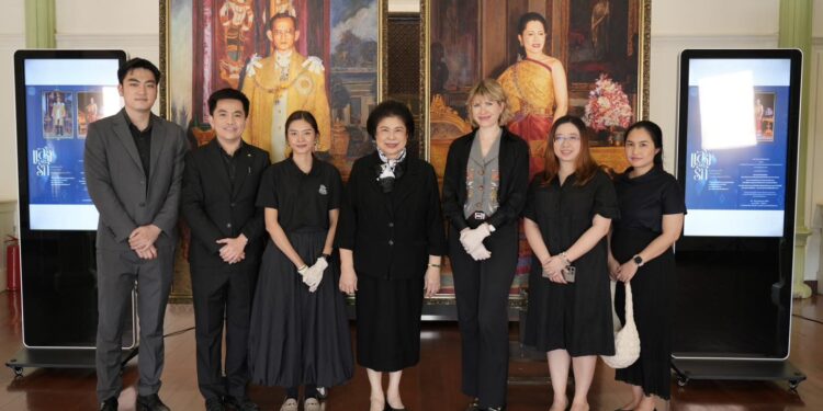 มหาวิทยาลัยศิลปากร ได้เปลี่ยนพื้นที่สำคัญอย่างท้องพระโรง หอศิลป์มหาวิทยาลัยศิลปากร วังท่าพระ ให้กลายเป็นพื้นที่ห้องปฏิบัติการเพื่อจัดแสดงให้ประชาชน