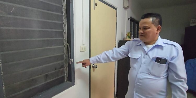 นนทบุรี หนุ่มแท็กซี่สุดช้ำขาดส่งห้องการเคหะเจ้าหน้าที่โผล่สะเดาะกลอนขณะหลับ