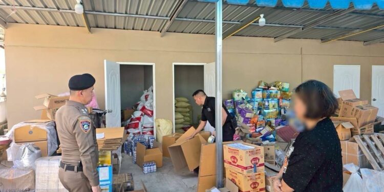 ปคบ.ทลายโรงงาน “ติดลบ” ลบ-แก้ไขวันหมดอายุนมกล่อง ส่งขายออนไลน์ ยึดของกลางกว่า 13,000 ชิ้น 