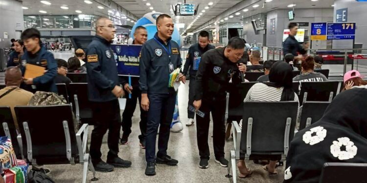ตำรวจไซเบอร์ตั้งบูธเตือนภัยไซเบอร์กลางสถานีกรุงเทพอภิวัฒน์ รุกฉีดวัคซีนประชาชนไม่ตกเป็นเหยื่อช่วงปีใหม่