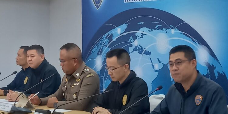 บช.สตม.แถลงจับกุมจีนเทาหลอกสถาบันการเงิน สูญกว่า 2,800 ล้านบาท หนีกบดานไทย พร้อมรวบ 3 มังกร แก๊งค้ามนุษย์ตุ๋นเพื่อนร่วมชาติไปเป็นคอลเซ็นเตอร์ และคดียาเสพติดอีก 2 ราย