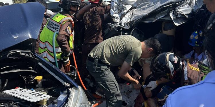 นปพ.นครปฐม ใช้ทักษะปฐมพยาบาลเผชิญเหตุบรรทุกพ่วงข้ามเกาะกวาดรถกระบะชาวบ้าน 3 คัน ตาย 2 เจ็บ 2