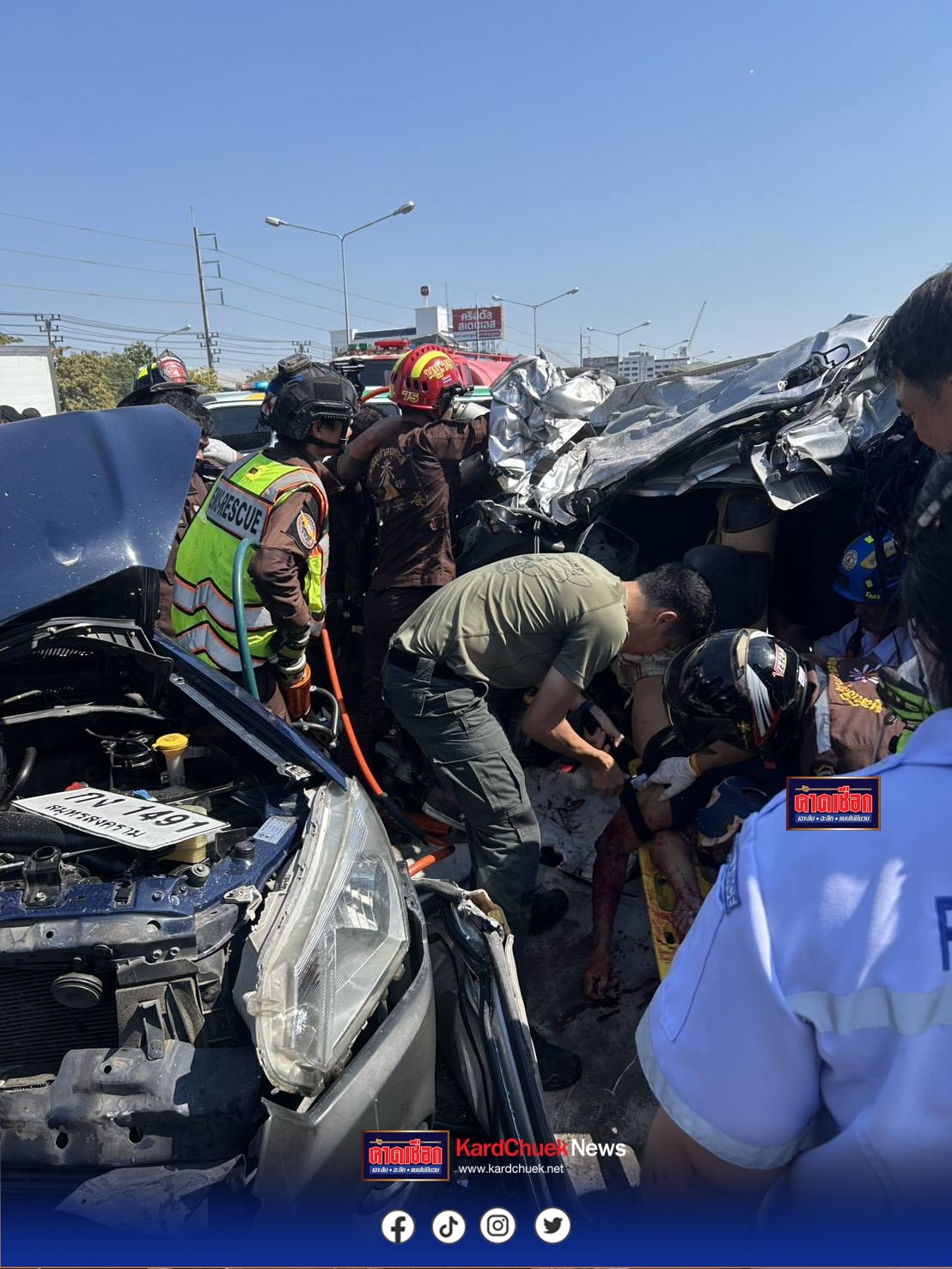 นปพ.นครปฐม ใช้ทักษะปฐมพยาบาลเผชิญเหตุบรรทุกพ่วงข้ามเกาะกวาดรถกระบะชาวบ้าน 3 คัน ตาย 2 เจ็บ 2