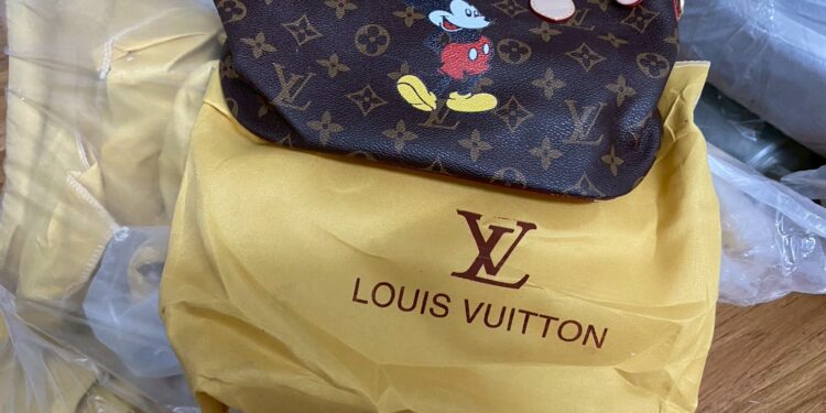 DSI บุกจับสินค้า “ละเมิดลิขสิทธิ์” ซุกตึกย่านราชเทวี ยึดของกลางกว่า 5 หมื่นชิ้น