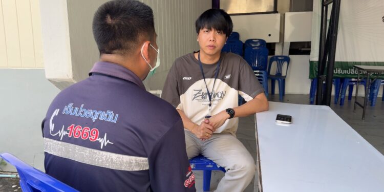 นนทบุรี กู้ชีพเผยนาทีช่วยชีวิต “นัทปง” บนโซฟา ยกลงพื้นปั๊มหัวใจเกือบ 30 นาทีไม่ฟื้น พบเพียงกองอ้วกข้างตัว ไม่พบถุงยาในจุดเกิดเหตุ