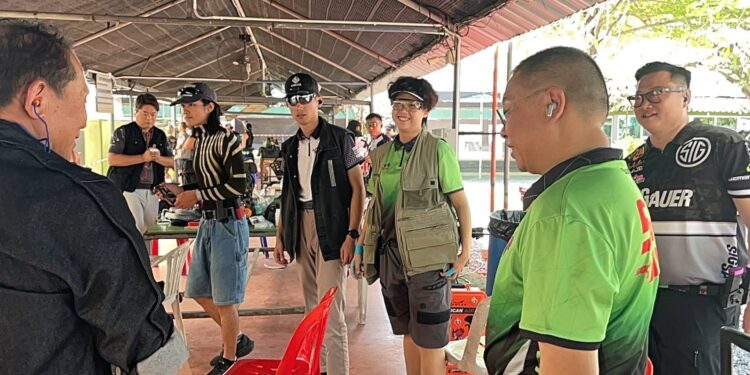 ปทุมธานี นักแม่นปืนรวมพลังแข่งขันการกุศลส่งท้ายปีที่สนามยิงปืนภูมิไพลิน วันที่ 21 ธันวาคม 2568 ที่สนามยิงปืนภูมิไพลิน ตำบลคลองสี่ อำเภอคลองหลวง จังหวัดปทุมธานี มูลนิธิมิราเคิล ออฟไลฟ์ ร่วมกับ สนามยิงปืนภูมิไพลิน จัดการแข่งขันกีฬายิงปืนการกุศลรายการ “PPL–MOL Charity 2025” ระหว่างวันที่ 20 – 21 ธันวาคมนี้ เนื่องในโอกาสฉลองครบรอบ 13 ปี ของสนามยิงปืนภูมิไพลิน เพื่อเปิดโอกาสให้นักกีฬายิงปืนได้ร่วมสร้างกุศลและแบ่งปันน้ำใจส่งท้ายปี