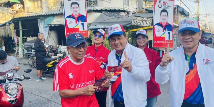 ปทุมธานี รศ.ดร.วิระศักดิ์ ผู้สมัครนายก อบต.คลองสาม หมายเลข1 เดินลุยหาเสียงแนะนำตัวหมู่บ้านพฤกษา 12 ชาวบ้านให้การต้อนรับอย่างอบอุ่น