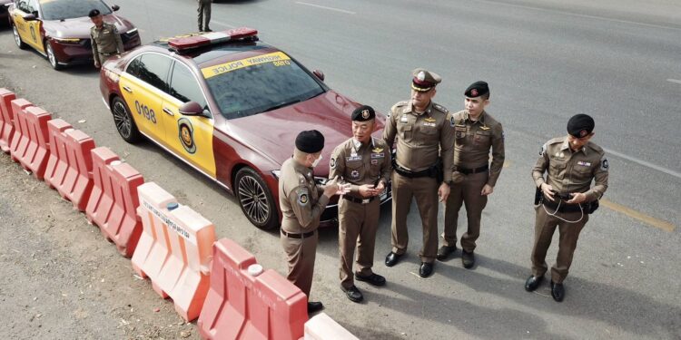 ตำรวจสอบสวนกลาง (CIB) “ผู้การทางหลวง” ลงพื้นที่ถนนพระราม 2 กำชับดูแลความปลอดภัยและการจราจรเข้มข้น ใช้โดรนวิเคราะห์จราจรแบบ Real-time พร้อมเปิดหน่วยบริการตำรวจทางหลวงรองรับประชาชนเดินทางกลับหลังหยุดยาวปีใหม่ 2569