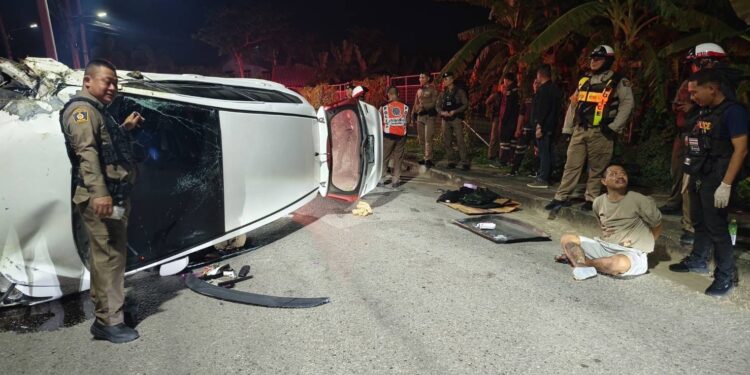 นครปฐม-ตำรวจดอนตูม รวบพ่อค้าขับเก๋งแหกด้านรถพลิกคว่ำ เจอยาบ้านับหมื่นเม็ด