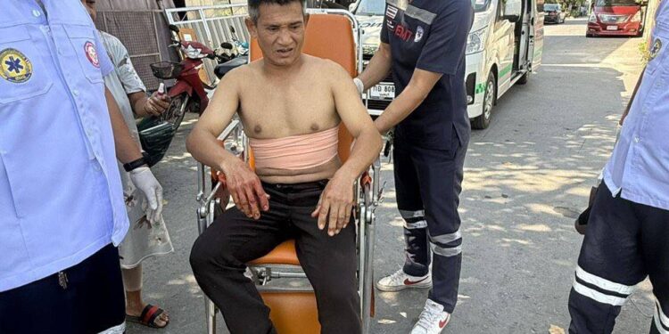 นนทบุรี วงจรปิด ภรรยาช็อก ถูกคนร้ายคว้ามีดแทงไร้สาเหตุ สามีเข้าขวางถูกมีดปักหลัง