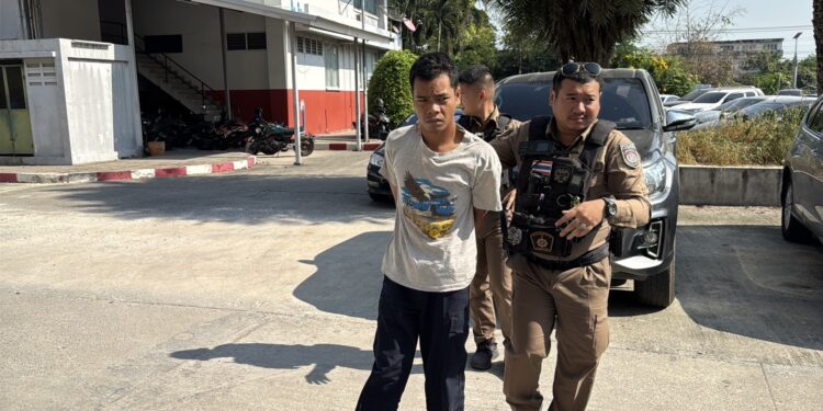 นนทบุรี ต่อข่าว หนุ่มป่วยจิตเครียดหนัก อ้างถูกคนทั้งหอรุมด่า ไม่มีงานทำ ฟิวส์ขาดแทงหนุ่มหน้าอพาร์ทเมนต์