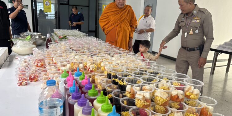 สมุทรปราการ-เจ้าคุณแจ้ตั้งโรงทานแจก ก๋วยเตี๋ยวและขนมหวานแก่บุคลากรรพ.บางพลีอุทิศถวายเป็นพระราชกุศลฯ