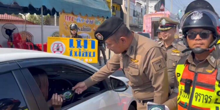 นนทบุรี ตร.แจกสติ๊กเกอร์ เมาไม่ขับ หน้าด่านเตือนใจหลังวันสิ้นปี นนทบุรีติดอันดับ 1 เมาแล้วขับ