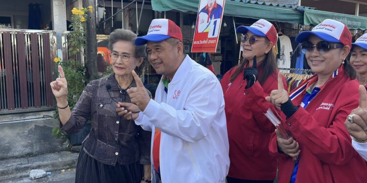 ปทุมธานี ผู้สมัคร นายก อบต.คลองสาม หมายเลข 1 เร่งหาเสียงอ้อนขอคะแนนโค้งสุดท้าย