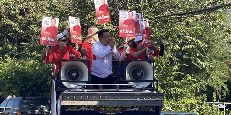 ปทุมธานี จู้..ทำได้ ผู้สมัคร สส ลงพื้นที่หาเสียง พกใบมะยม แขวนหลวงพ่อชอบ เผยเป็นเคล็ดลับ ให้ประชาชน นิยมชมชอบ