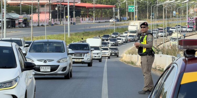 ปราจีนบุรี–วันหยุดวันสุดท้ายประชาชนเดินทางกลับที่ทำงานถนนสาย 304 ลงจากภูเขาลงมาหนาแน่นยาวตลอดทั้งวัน