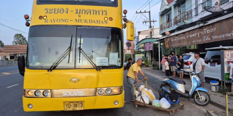 อำนาจเจริญ บรรดาแรงงานและ ผู้ที่เดินทางกลับบ้านหลังเที่ยวฉลองปีใหม่ เสร็จสิ้น ต่างเดินทางกลับเข้า กรุงเทพมหานคร เพื่อ ให้ทัน เวลาทำงาน ในวันพรุ่งนี้