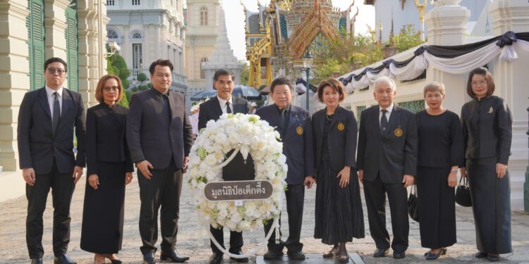 มูลนิธิป่อเต็กตึ๊ง นำคณะกรรมการมูลนิธิฯ และหน่วยงานในเครือ เข้าวางพวงมาลาและกราบถวายบังคมพระบรมศพสมเด็จพระนางเจ้าสิริกิติ์ พระบรมราชินีนาถ พระบรมราชชนนีพันปีหลวง ด้วยสำนึกในพระมหากรุณาธิคุณอันหาที่สุดมิได้ ณ พระที่นั่งดุสิตมหาปราสาท ในพระบรมมหาราชวัง 