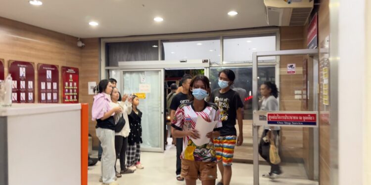 นนทบุรี รวบทันควัน! สาวแชทล่อหนุ่มใจบาง ขับรถกว่า 66 กม. ก่อนพาพวกรุมทืบใต้สะพาน ฉก จยย.–มือถือหนี