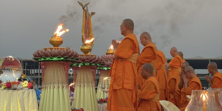 ปทุมธานี ส่งท้ายโครงการฯ พระธรรมยาตราพันกว่ารูปจุดประทีปถวายเป็นพุทธบูชา อนุสรณ์สถานลำดับที่ 7 สถานที่ขยายวิชชาธรรมกาย   