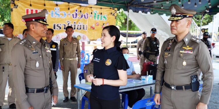 ผู้ว่าฯนครปฐมพร้อมผู้การนครปฐมลงพื้นที่ตรวจเยี่ยมจุดบริการประชาชน เพิ่มขวัญ กำลังใจ เจ้าหน้าที่ประจำจุดตรวจพร้อมแจกหมวกนิรภัยตาม“โครงการหนึ่งหมวกหนึ่งน้ำใจพิทักษ์ภัยทางถนน ”