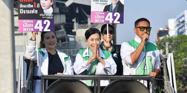 “ปวีณา” นำทีมคณะผู้สมัครสส.กทม. ขึ้นรถแห่ พบประชาชน จากแยกมีนบุรีไปวัดยาง อ่อนนุชสู่ตลาดอยู่สะอาด เชิญชวนประชาชนไปใช้สิทธิเลือกตั้ง 8 ก.พ. นี้ กาเบอร์ 42 บัตรสีชมพู #พรรคกล้าธรรค