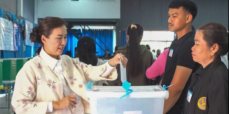 สกลนคร ผู้ว่าฯ ใช้สิทธิเลือกตั้งนอกเขต ย้ำให้การเลือกตั้ง เป็นไปด้วยความบริสุทธิ์ยุติธรรม ไม่ทำผิดกฎหมายเลือกตั้ง