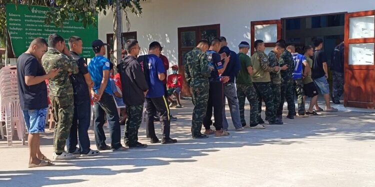 ศรีสะเกษ/บรรยากาศการเลือกตั้งล่วงหน้า ของ จนท.ทหารและประชาชนชายแดน ออกมาใช้สิทธิเลือกตั้งล่วงหน้า เป็นไปอย่างคึกคักแม้ปฏิบัติหน้าที่ก็ไม่ละทิ้งสิทธิ์ประชาธิปไตย