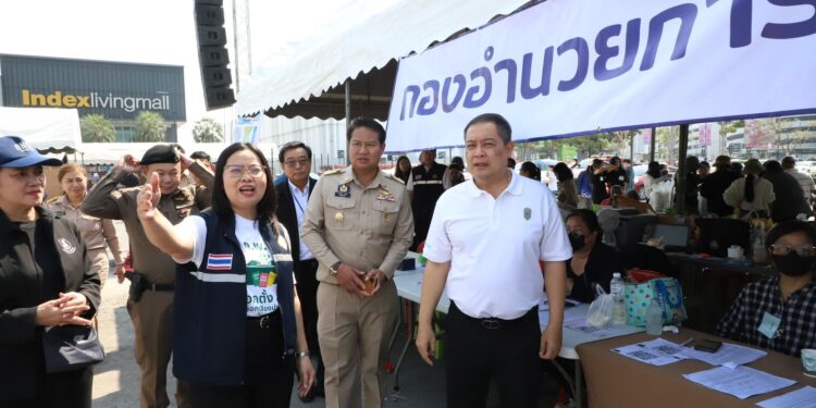 ผู้ว่าฯปทุมธานี ลงพื้นที่สังเกตการณ์การเลือกตั้งล่วงหน้าเขต 4 บริเวณลานจอดรถฟิวเจอร์พาร์ครังสิตมีผู้ลงทะเบียนใช้สิทธิมากสุดเป็นลำดับ 5 ของประเทศ