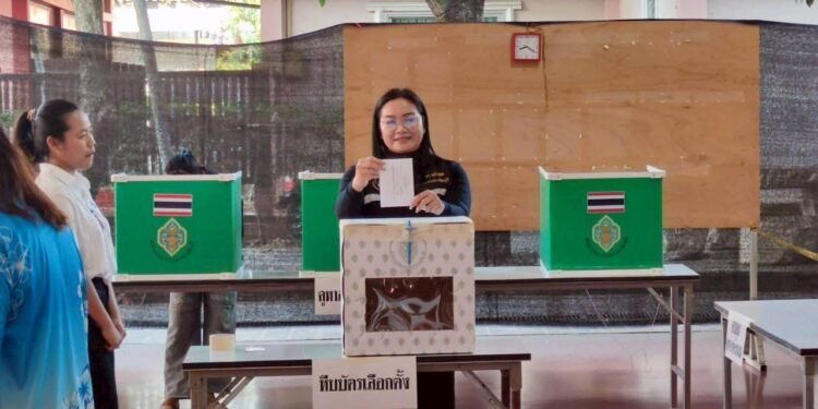 ปราจีนบุรี-ทหารบูรพาพยัคฆ์ หนุ่ม-สาวฉันทนา ตบเท้าพรึ่บ! เข้าคิวลงคะแนนล่วงหน้านอกเขต ร.ร.ปรอ.เมืองปราจีนบุรี และ อ.ศรีมหาโพธิ