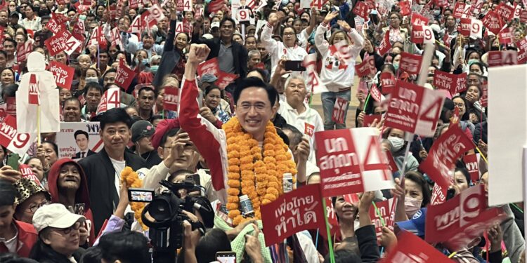 สกลนคร อจ.เชน บุกสกลฯ อ้อนเลือกเพื่อไทยแบบแลนด์สไลดให้ถล่มทลาย