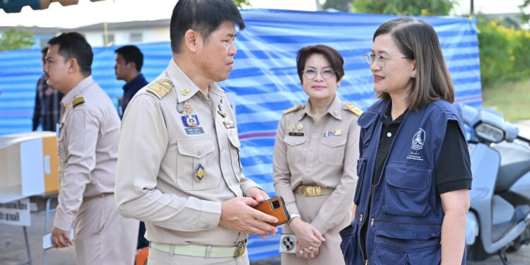 นครปฐม-บรรยากาศการเปิดหีบเลือกตั้งสมาชิกสภาผู้แทนราษฎร (สส.) เป็นการทั่วไป และการออกเสียงประชามติ ที่หน่วยเลือกตั้งที่ 9 เขตเลือกตั้งที่1 ต.ถนนขาด อ.เมือง นครปฐม มีประชาชนมารอเข้าคิวรอก่อนเวลาเปิดหีบเลือกตั้ง 