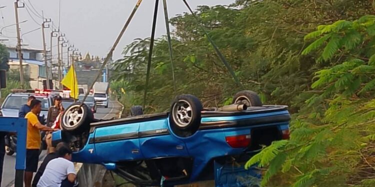 นนทบุรี สลด พนักงานบริษัทขับเก๋งพุ่งตกคลองเสียชีวิตคาสายโทรศัพท์แฟนสาว