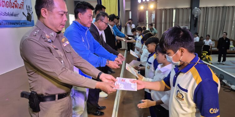 สมุทรปราการ-สภ.พระสมุทรเจดีย์ ปิดโครงการการศึกษาเพื่อต่อต้านการใช้ยาเสพติดในเด็กนักเรียน( D.A.R.E.)