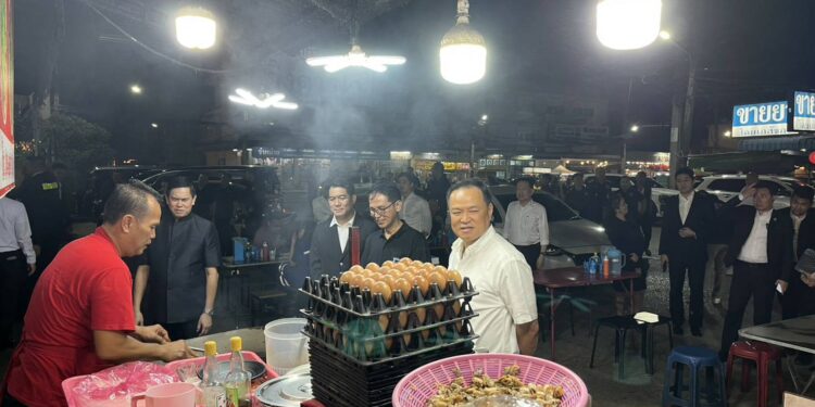 ปราจีนบุรี-นายกฯหนู แวะชิมร้านหอยทอดการเมืองร้านดัง คนเสื้อแดงปราจีนฯ