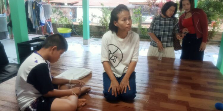 สกลนคร ร้องสื่อลูก ป.4 ถูกรุ่นพี่ทำร้ายต้องตัดไข่ทิ้ง ร.ร.ไม่รับผิดชอบ