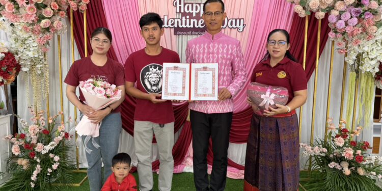 ปราจีนบุรี-วันแห่งความรัก อ.นาดี บูมท่องเที่ยว-ตีทะเบียนคู่รัก มอบบัตรของขวัญร้านอาหารหรู-โรงแรม ช่อดอกไม้ ไข่ไก่คู่ละ 1 กระบะ