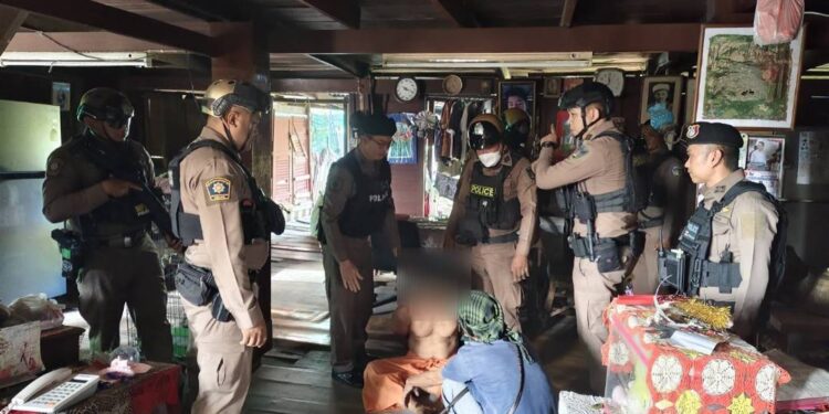 ตำรวจ สน.ท่าข้าม ระงับเหตุผู้ป่วยจิตเวชอาละวาด ก่อนนำส่งรักษาโรงพยาบาล