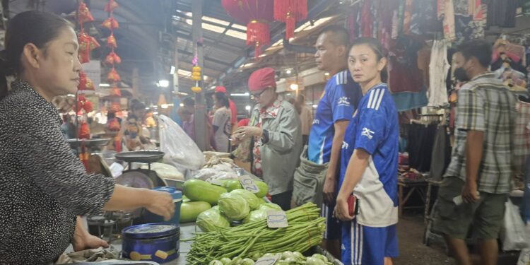 ปราจีนบุรี-ตรุษจีนวันจ่ายตลาดหน้าค่ายจักรพงษ์คึกคักตลอดวันแต่ยอดขายไม่พุ่งแม้ราคาของไหว้ปกติไม่สูงขึ้น